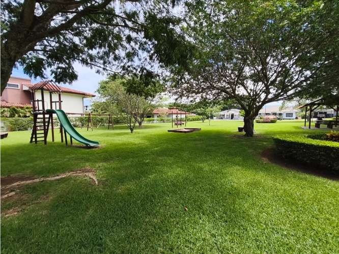Villa de ensueño en Los Reyes con piscina privada - Imagen 10