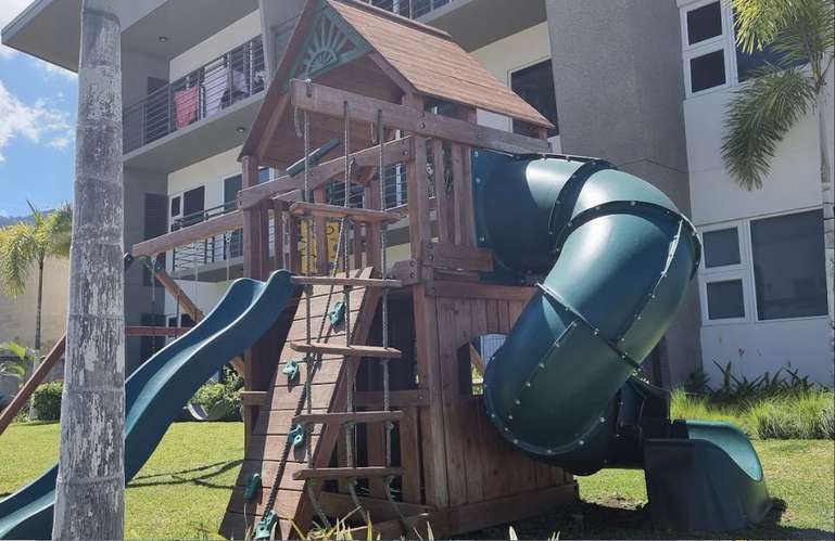 Apartamento de 2 habitaciones en último piso con vista al bosque, Condominio RiOro, Santa Ana