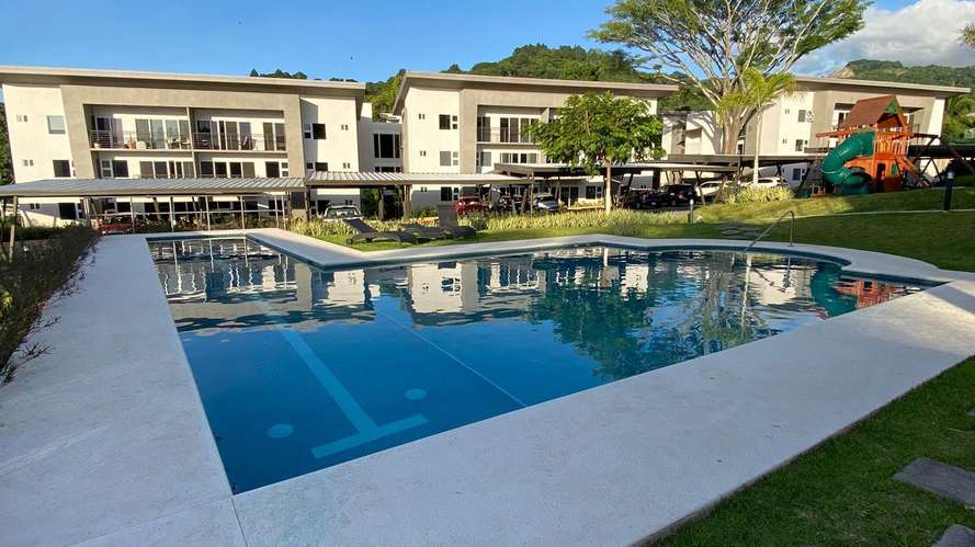 Apartamento de 2 habitaciones en último piso con vista al bosque, Condominio RiOro, Santa Ana