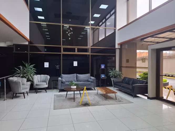 Venta de oficina en Oficentro la Sabana con parqueos y seguridad 24/7