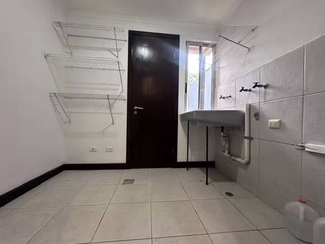 COMODA CASA IMPECABLE EN ALQUILER EN GUACHIPELÍN DE ESCAZÚ - Imagen 11