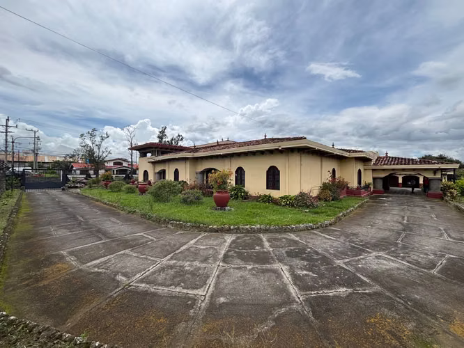 Venta de única propiedad comercial en San Francisco de Heredia, 4471