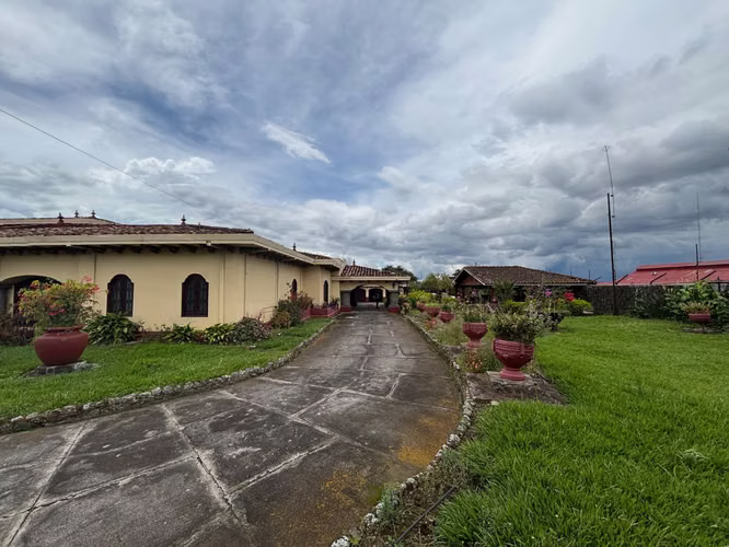 Venta de única propiedad comercial en San Francisco de Heredia, 4471
