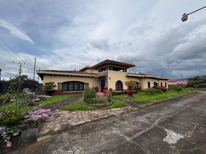 Venta de única propiedad comercial en San Francisco de Heredia, 4471