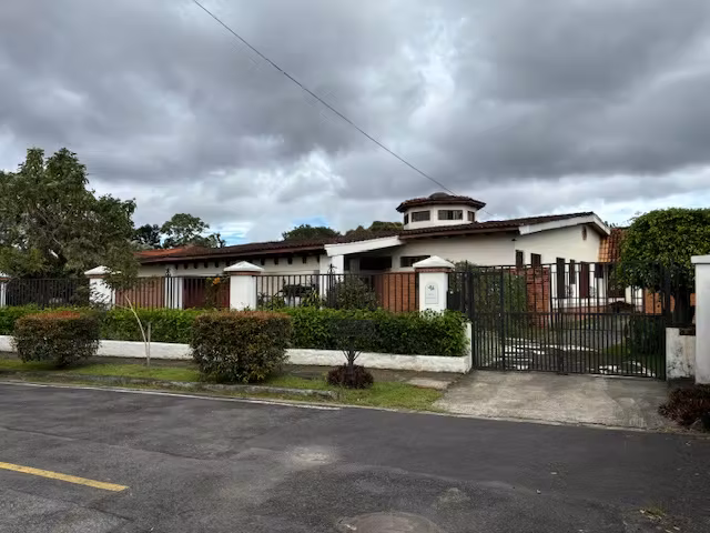 Alquiler de casa con uso de suelo mixto en Lomas de Ayarco, Curridabat, San José, 4572