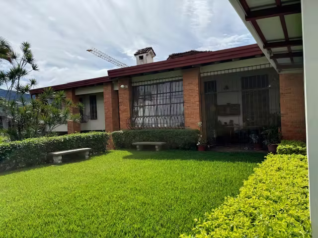 Alquiler de casa con uso de suelo mixto en Lomas de Ayarco, Curridabat, San José, 4572