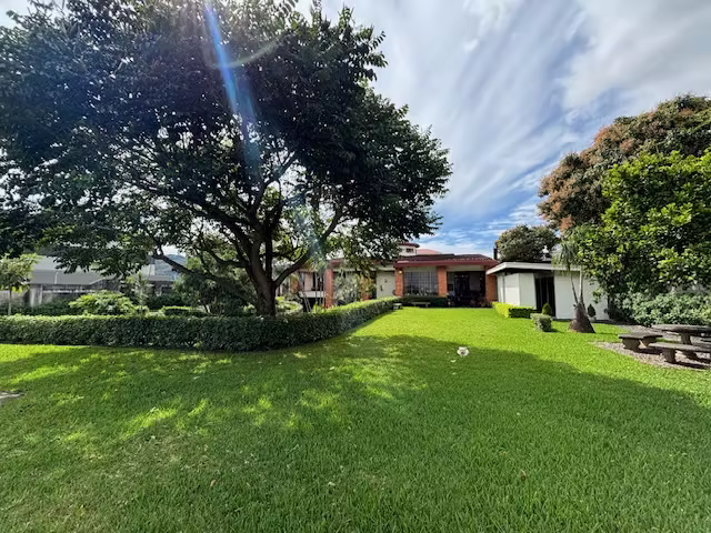 Alquiler de casa con uso de suelo mixto en Lomas de Ayarco, Curridabat, San José, 4572