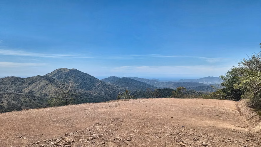 Rare Mountain Estate: 23 ha, 360° Ocean, Golf, Mountain & Volcano Views, Waterfalls, Springs and Multiple prepared lots - Imagen 1