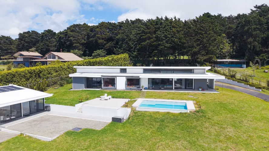 ¡Propiedad de lujo con más de 5000 m² de terreno en Concepción de San Rafael de Heredia!