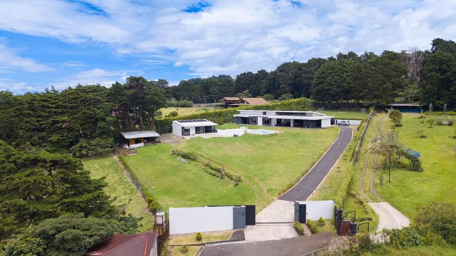 ¡Propiedad de lujo con más de 5000 m² de terreno en Concepción de San Rafael de Heredia! - Imagen 2