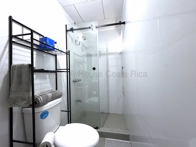 Casa renovada en venta y alquiler – Sabanilla de Montes de Oca  - Imagen 14