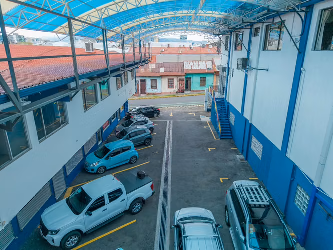 Edificio y parqueo público de excelente oportunidad de inversión 