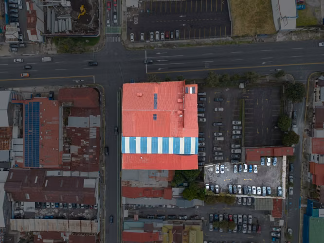 Edificio y parqueo público de excelente oportunidad de inversión 