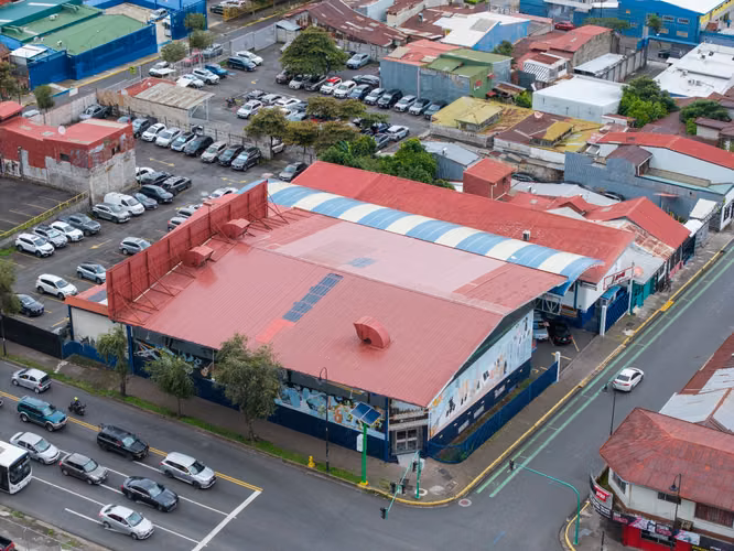 Edificio y parqueo público de excelente oportunidad de inversión 