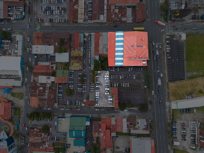 Edificio y parqueo público de excelente oportunidad de inversión 