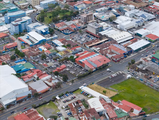 Edificio y parqueo público de excelente oportunidad de inversión 