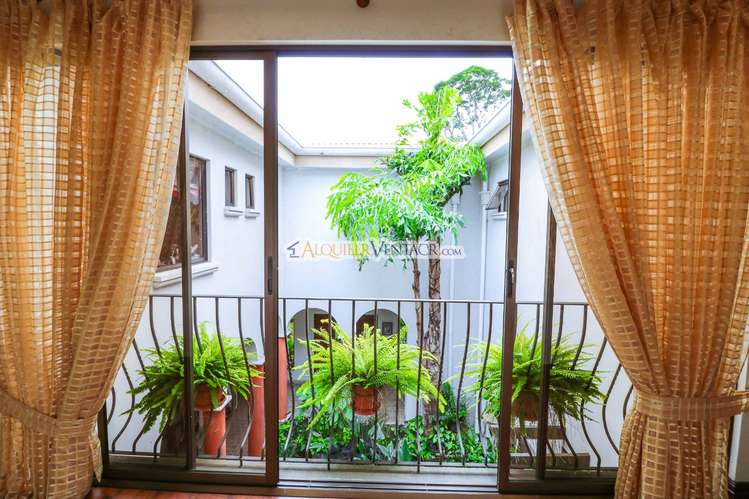 LUJOSA CASA CON 1.596 M2 LOTE Y CON VISTAS EN SAN ANTONIO ESCAZU - Imagen 4