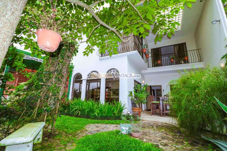 LUJOSA CASA CON 1.596 M2 LOTE Y CON VISTAS EN SAN ANTONIO ESCAZU - Imagen 1