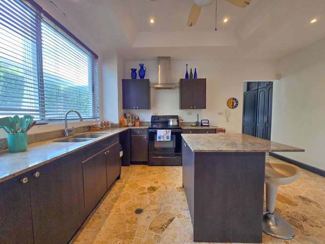 Lujosa Casa con Piscina Privada y Vista en Exclusivo Condominio en Guachipelín Escazú - Imagen 10