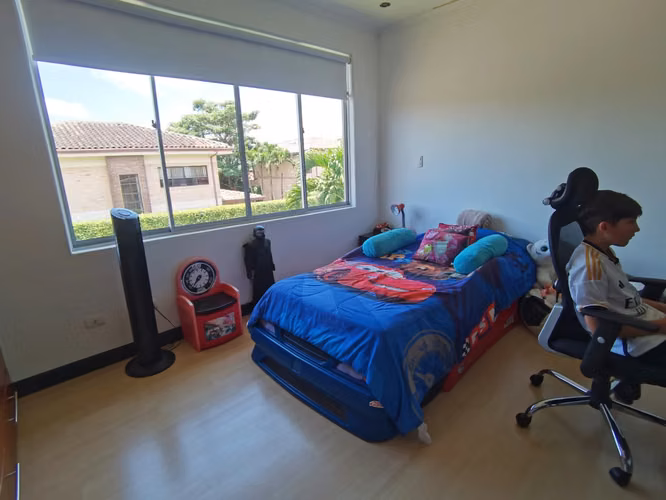 Puerta de Hierro, hermosa, remodelada, 4 hab, 4 baños, sala TV, terraza, bar, amplio patio, 4 parqueos. - Imagen 14