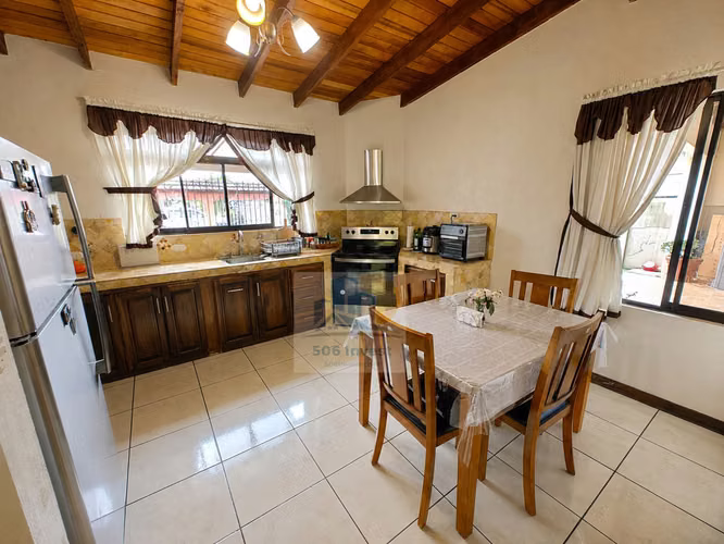 Casa en venta de 1 piso en La Guácima, Alajuela | 238 m² - Imagen 2