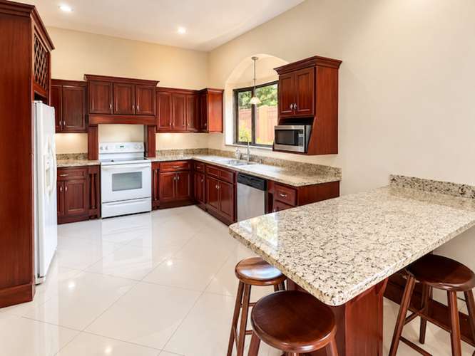 En Venta | Casa Familiar Independiente de Dos Niveles en Ciudad Colón | 3 Habitaciones ID27606 - Imagen 3