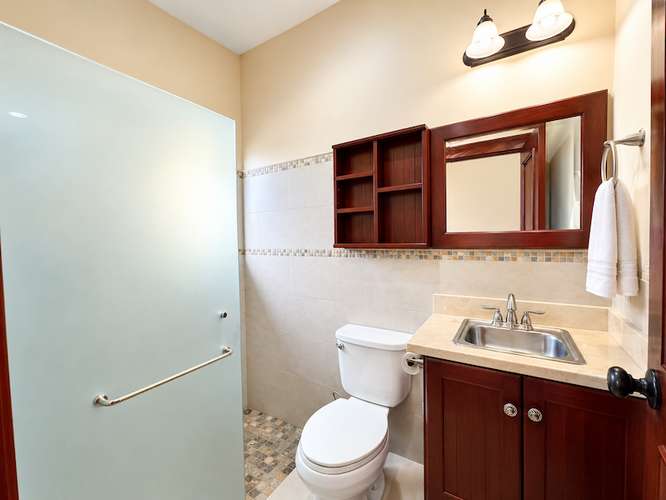 En Venta | Casa Familiar Independiente de Dos Niveles en Ciudad Colón | 3 Habitaciones ID27606 - Imagen 8