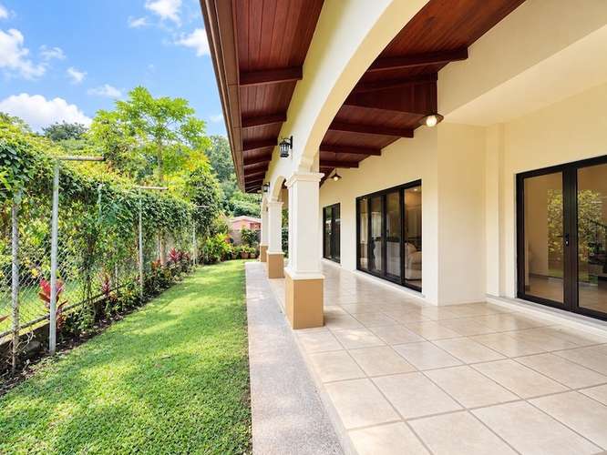 En Venta | Casa Familiar Independiente de Dos Niveles en Ciudad Colón | 3 Habitaciones ID27606 - Imagen 5