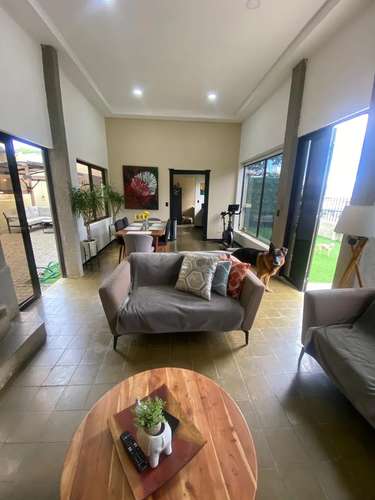 Elegante Casa Familiar con Amplio Patio y Vistas Verdes en San Ramón de La Unión - Imagen 7