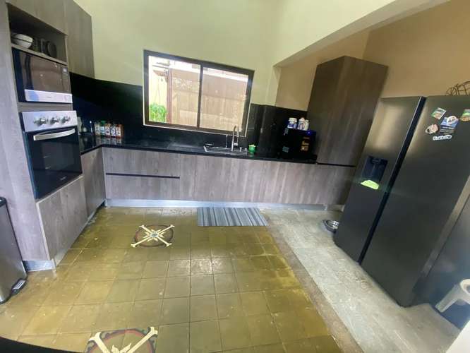 Elegante Casa Familiar con Amplio Patio y Vistas Verdes en San Ramón de La Unión - Imagen 3