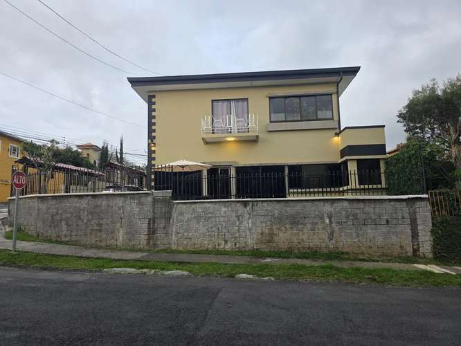 Elegante Casa Familiar con Amplio Patio y Vistas Verdes en San Ramón de La Unión - Imagen 2