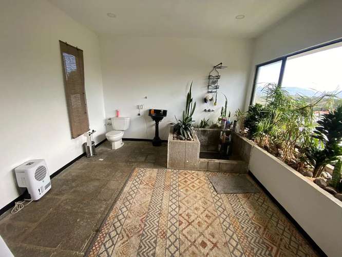 Elegante Casa Familiar con Amplio Patio y Vistas Verdes en San Ramón de La Unión - Imagen 10