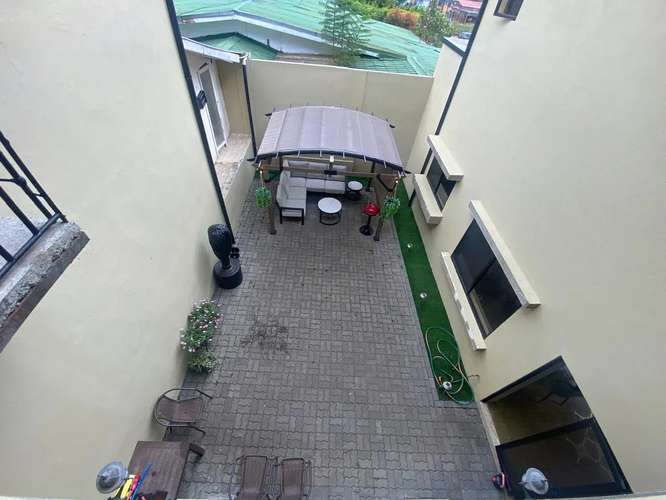 Elegante Casa Familiar con Amplio Patio y Vistas Verdes en San Ramón de La Unión - Imagen 13
