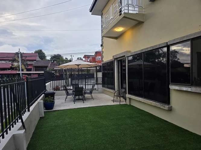 Elegante Casa Familiar con Amplio Patio y Vistas Verdes en San Ramón de La Unión - Imagen 12