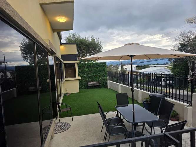 Elegante Casa Familiar con Amplio Patio y Vistas Verdes en San Ramón de La Unión - Imagen 15