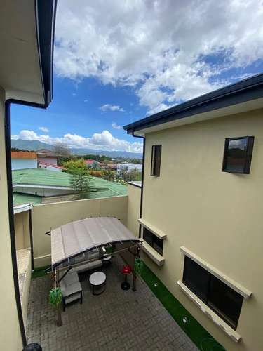 Elegante Casa Familiar con Amplio Patio y Vistas Verdes en San Ramón de La Unión - Imagen 16
