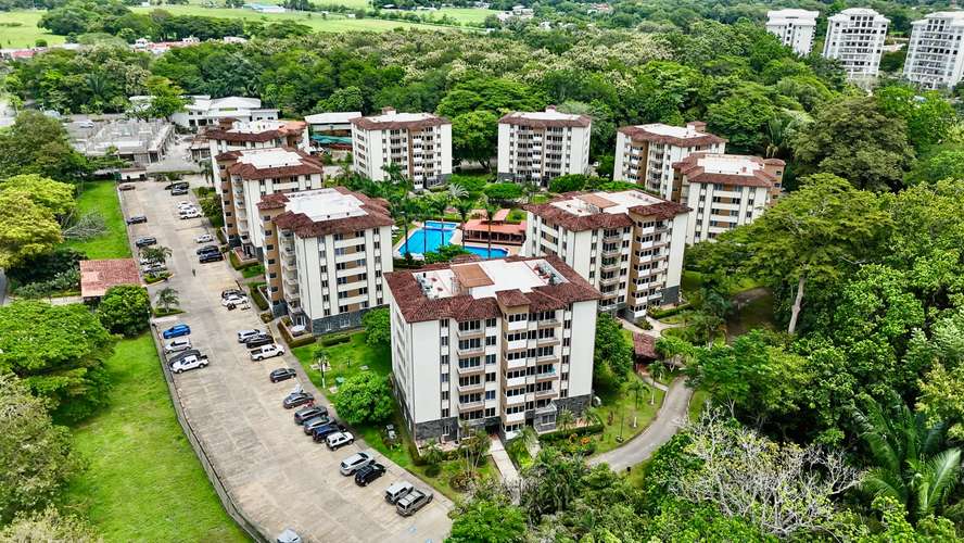 Espacioso Apartamento en Costa Linda de 3 Habitaciones con Piscina Comunitaria en Jacó