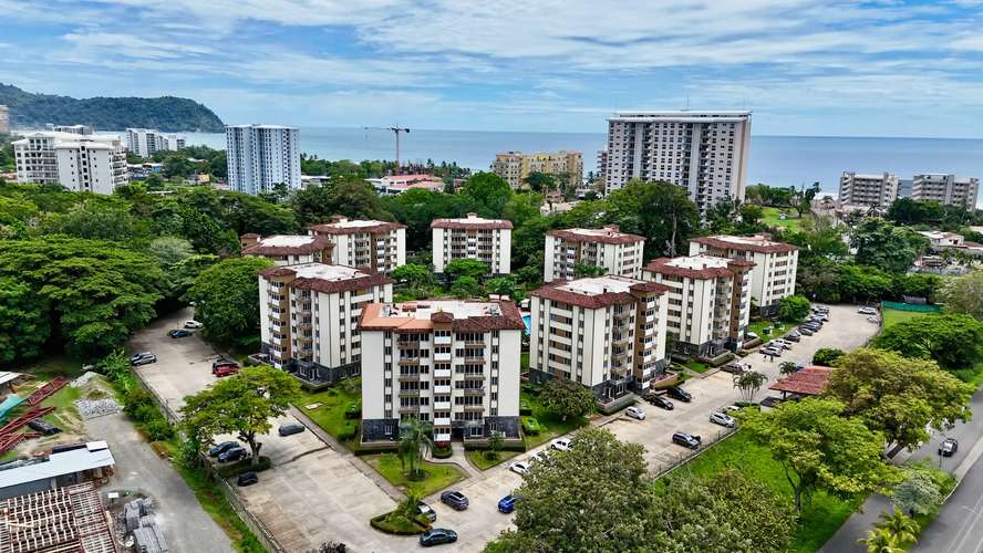 Espacioso Apartamento en Costa Linda de 3 Habitaciones con Piscina Comunitaria en Jacó