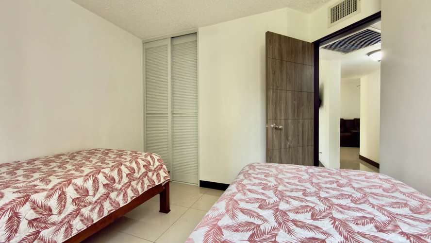 Espacioso Apartamento en Costa Linda de 3 Habitaciones con Piscina Comunitaria en Jacó