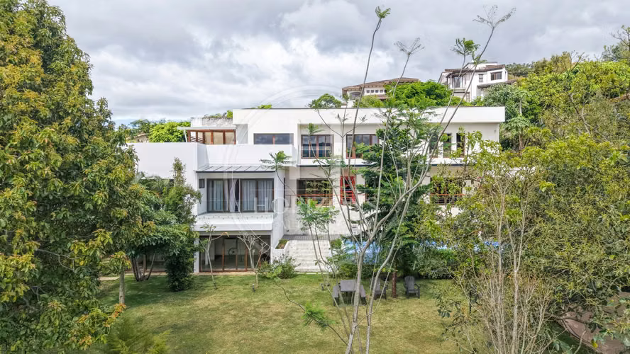 Casa de Lujo en Venta en Condominio Hacienda Gregal en Curridabat Amplios Jardines y Piscina noj1250ij