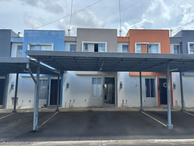 Se alquila casa en Brisas del Bosque. 