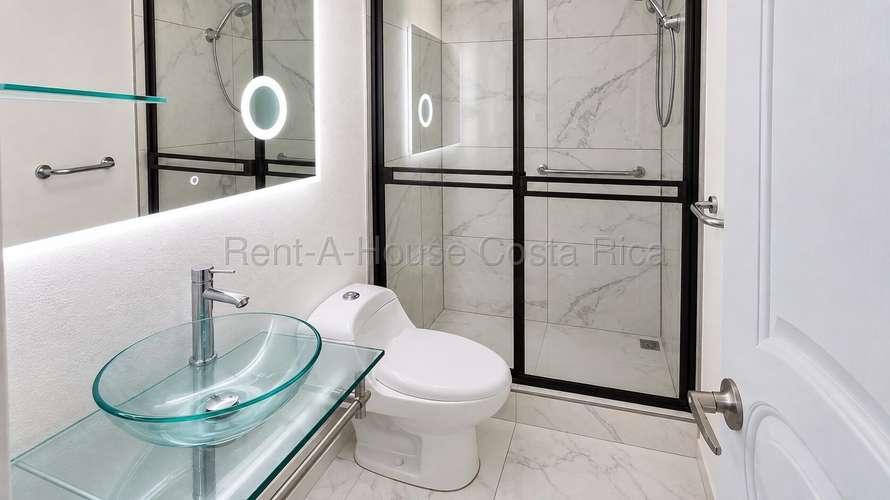 Espaciosa casa de 227 m² en Rohrmoser, Santa Catalina: 3 dormitorios, 4 baños y balcón. - Imagen 13