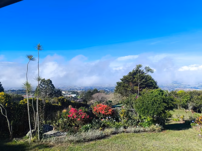 Terreno con construcción en San Nicolás de Cartago - Imagen 2