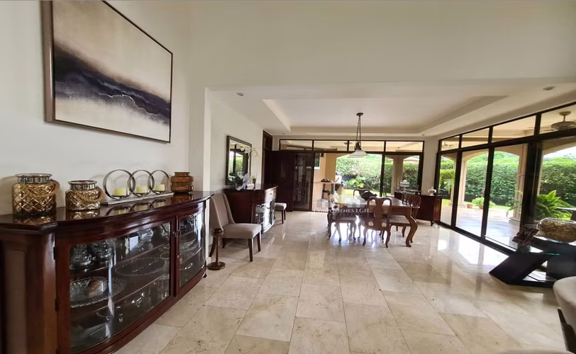Alquiler de Casa con exuberante belleza en condominio Valle del Sol Santa Ana