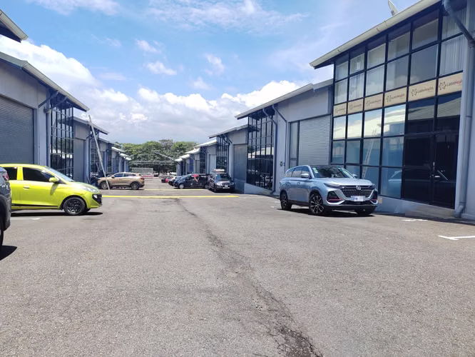 BODEGA EN ALQUILER EN ESCAZÚ | 300 M² | $3.400 MENSUALES CON MANTENIMIENTO INCLUIDO