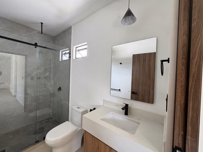 Alquiler en Guachipelin! Lujosa casa esquinera con jardín y acabados modernos.  - Imagen 12