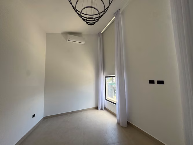 Alquiler en Guachipelin! Lujosa casa esquinera con jardín y acabados modernos.  - Imagen 9