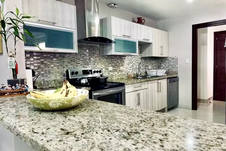Para su conveniencia rebajada, esquinera, en condominio en Bello Horizone, Escazú. - Imagen 5