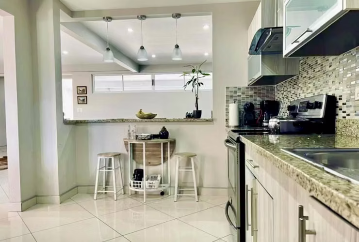 Para su conveniencia rebajada, esquinera, en condominio en Bello Horizone, Escazú. - Imagen 6