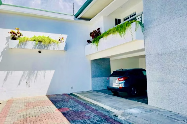 Para su conveniencia rebajada, esquinera, en condominio en Bello Horizone, Escazú.